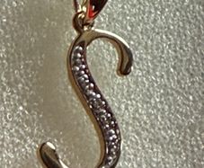 Gold pendant diamonds