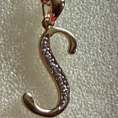 Gold pendant diamonds