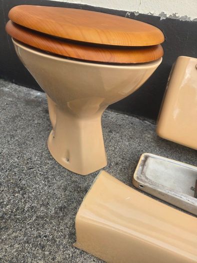 Open to offers-Retro/ Vintage bathroom sink and toilet