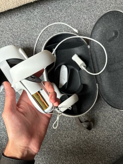 Meta/Oculus Quest 2 VR Headset (With Controllers)
