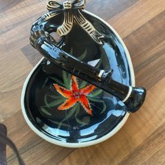He riot Quimper serving bowl