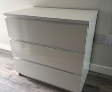White chest of drawers