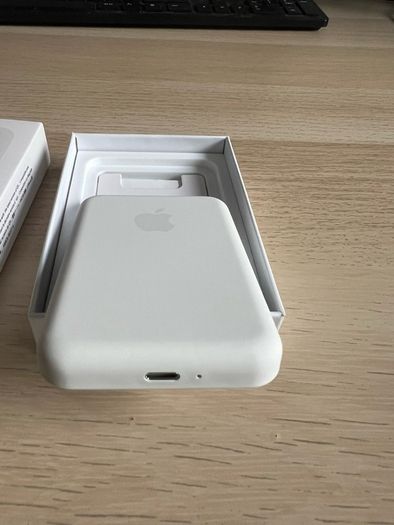 White Apple wireless charger pack