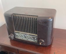 Vintage Radio - Bakelite - Mullard