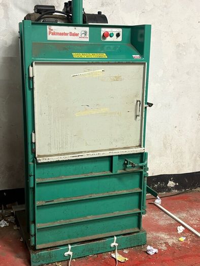 Compact cardboard bailer