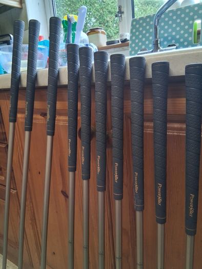 Ladies Golf Clubs. Complete Matching Set Of Ladies Right Handed Graphite Shafted Golf Clubs In Excellent Condition.