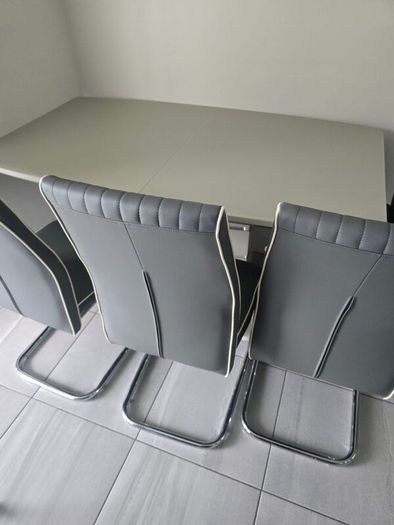 Extendable dining table