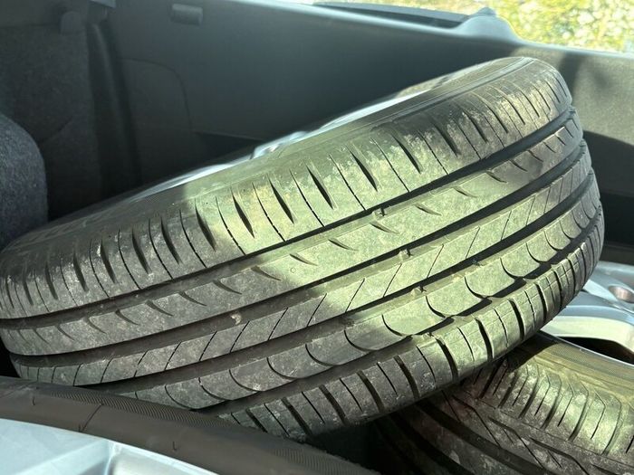 4 genuine good Volkswagen wheels and decent tyres