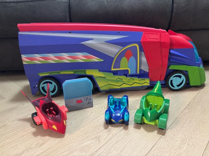 PJ Masks 2-in-1 Transforming Mobile HQ Playset