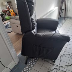 Armchair - Mobility -Absolute Bargain - Electeric Rise and Recline Mobility chair with remote control - PRICE REDUCTION
