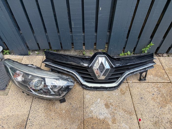 renault Captur 2017 grill and driver side headlight