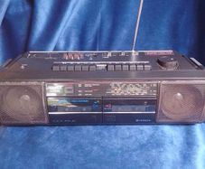 vintage Hitachi 1988 cassette radio