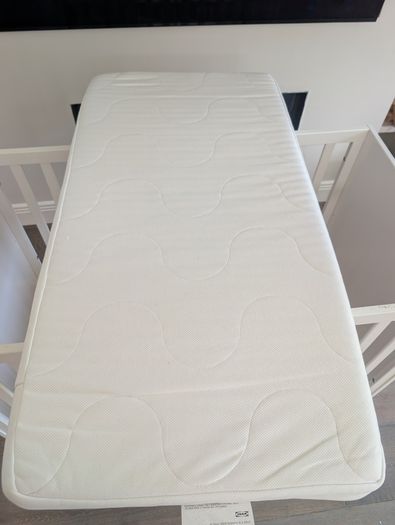 Elegant white wooden Baby cot