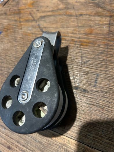 Vintage Barton Marine plain-bearing double blockThis is a classic twin-sheave pulley system featuring original white acetal resin wheels and lightweight dark composite cheek plates with distinctive weight-reduction holes.   Highly reliable, classic gear