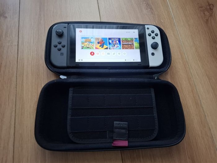 Nintendo Switch + 2 games + case