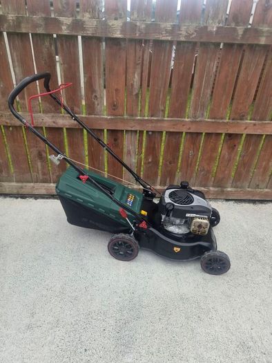 push petrol lawn mower with Briggs and Stratton engine very reliable starts easy runs perfect