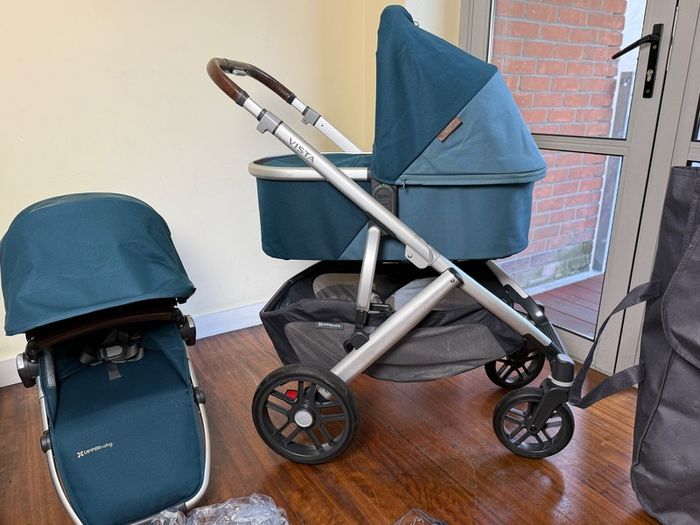 Uppababy Vista Finn V2 maxi cosy car seat with isofix rotating
