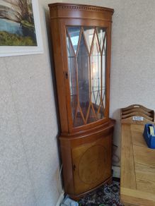 Corner cabinet