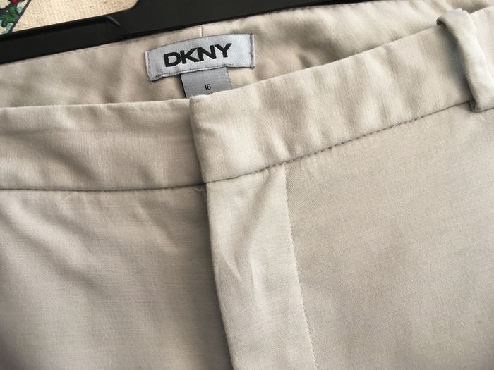 DKNY Cropped Trousers 16 New  in Beige Stone colour