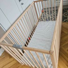 Foldable wooden cot