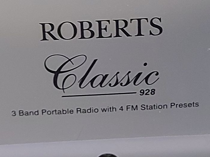 ROBERTS Classic 928, 3 Band Portable Radio with 4 FM Station Presets, Excellent condition, works perfect