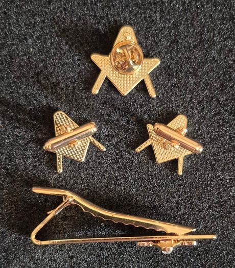 Masonic set, tie pin, lapel badge and cufflinks.