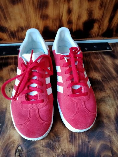 Adidas gazzel red size 3