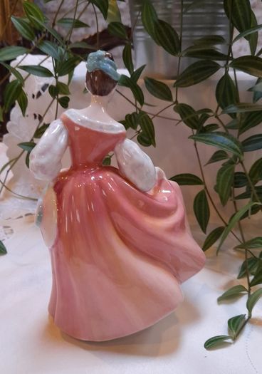 Royal Doulton figurine "Fair lady" coral pink