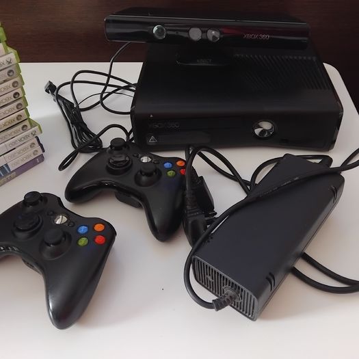Xbox 360 + 47 games + 2 controllers + kinekt