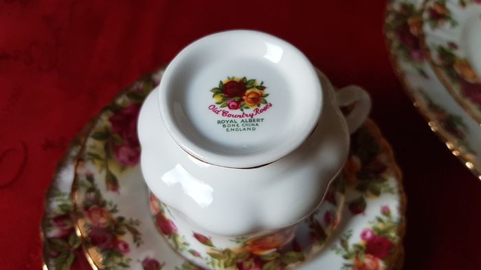 22 Piece Royal Albert Old Country Roses Bone China Gold Gilt Tea Set With Medium Size Tea Pot Made in England