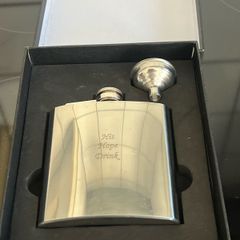 Hip flask with funnel