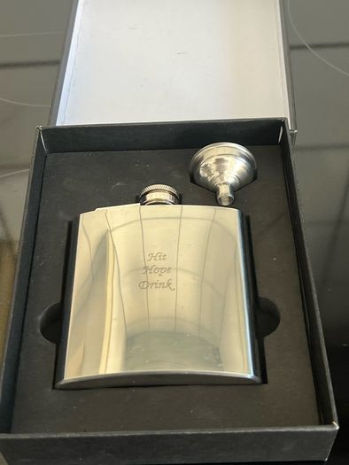 Hip flask with funnel