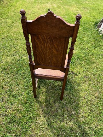 A charming pair of late Victorian carved oak Hall chairs richly modelled,  Cirka 1890's.