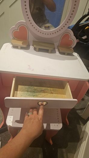 girls dressing table