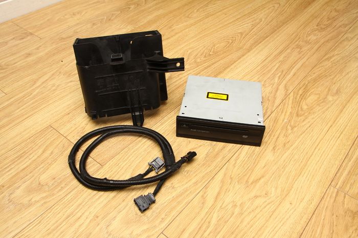 Q7 MMI 2G DVD Navigation with retainer and power cable