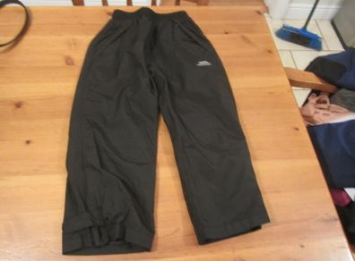 TRESPASS    waterproof, windproof    black 3-4
