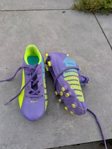 Kid's Puma evoSPEED football boots - size UK 13.5
