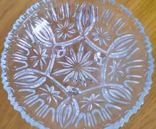 Vintage 3 legged crystal bon bon/ nuts  bowl D 15,2 cm