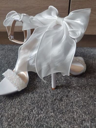 new white amazing heels with bow size UK 2