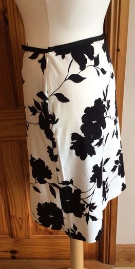 Principles Petites Ladies Black and White Cotton Blend 2 Piece skirt and Top Set 12/14  including postage