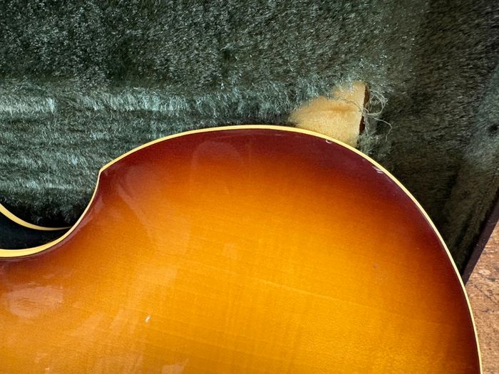 Greco VB-500 Violin Bass Sunburst 1983