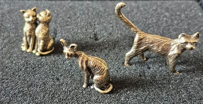 3 brass cats,. Solid brass.