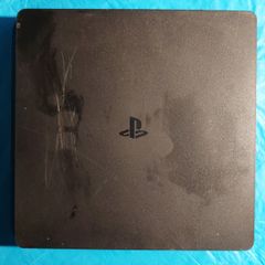 Sony Playstation 4, Powers on and off, comes with power cable