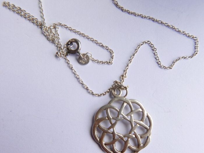 Vintage 925 Sterling Silver Celtic Knot Pendant and Necklace length 16" - 3g