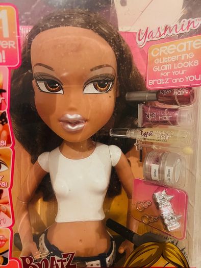 BRATZ dolls Yasmin and Cloe 6 in 1 Funky Fashion Makeover