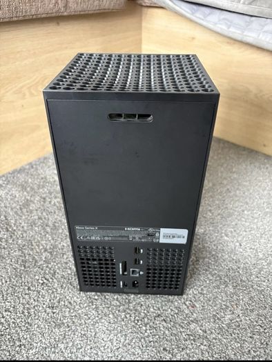 xbox series X 1TB and controller 2