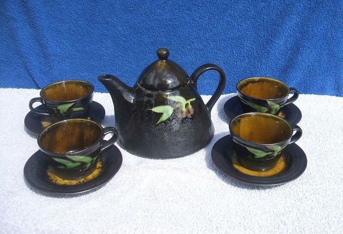 CARRIG DONN TEAPOT SET (plum design) - a set of four cups, saucers & large teapot (excellent unused condition)