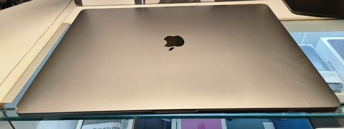MacBook Pro A2141 2019 16" i7-9750H 32GB  Radeon 5300 / 32 Gram / 1TB NVMe  mac OS Tahoe cycle count :32