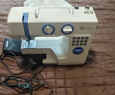988 Multi-Stitch Sewing Machine   Barely Used