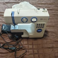 988 Multi-Stitch Sewing Machine   Barely Used